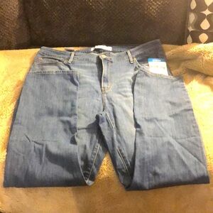 NEW WITH TAGS Signature by Levi Strauss Women's Straight Leg Jeans in Blue